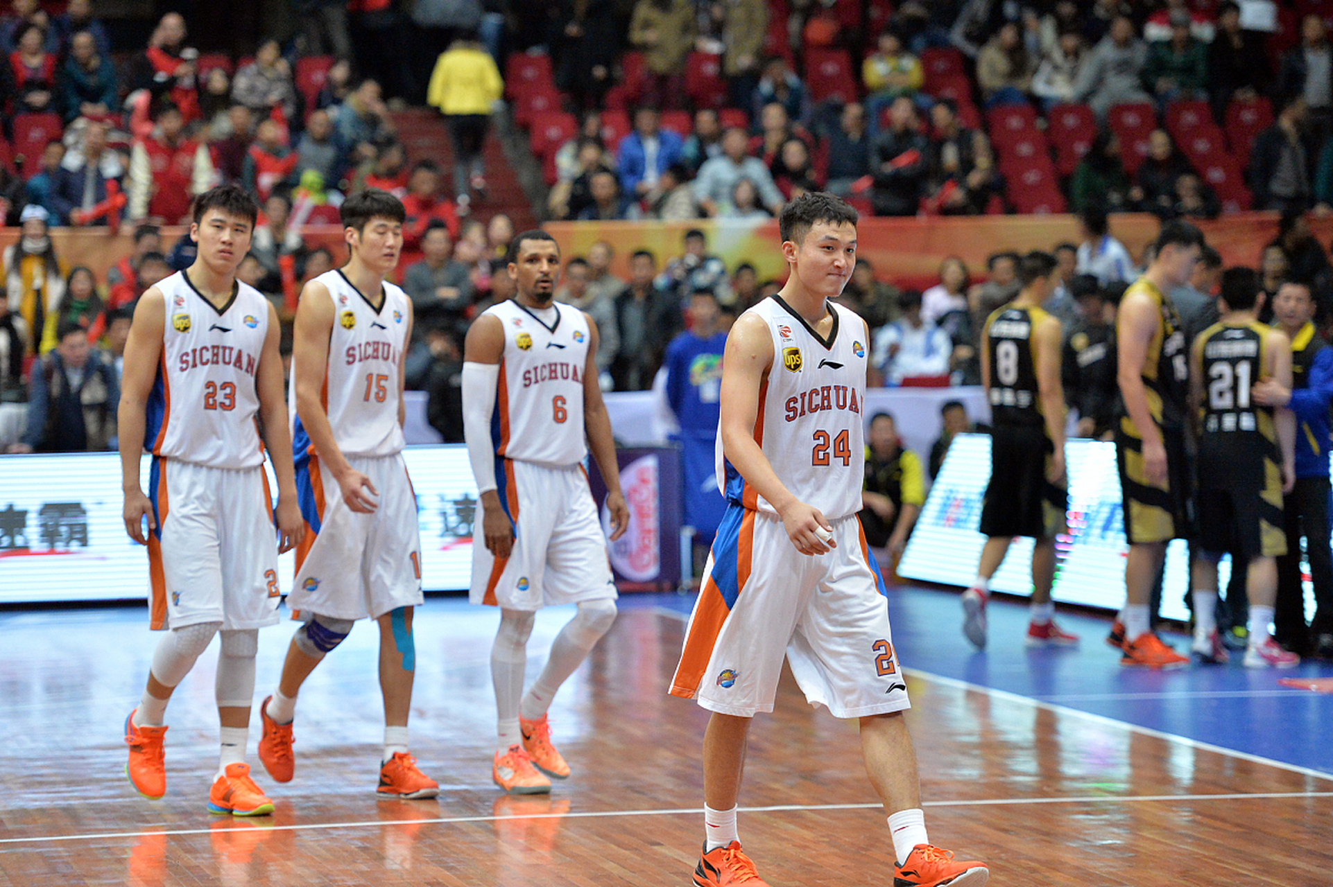 包含在吉林队赛场上演全国篮球锦标赛，爆冷，引发弹幕炸裂的词条