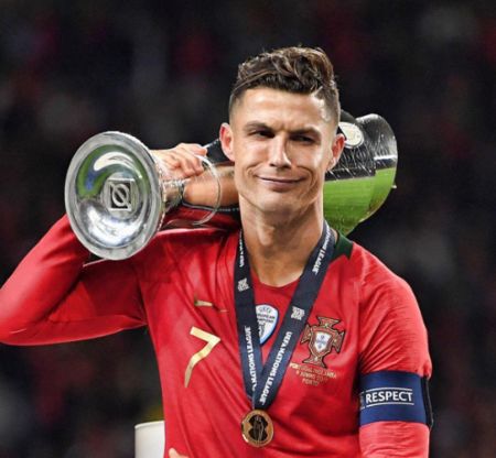 球迷们为欧国联赛的冠军揪心