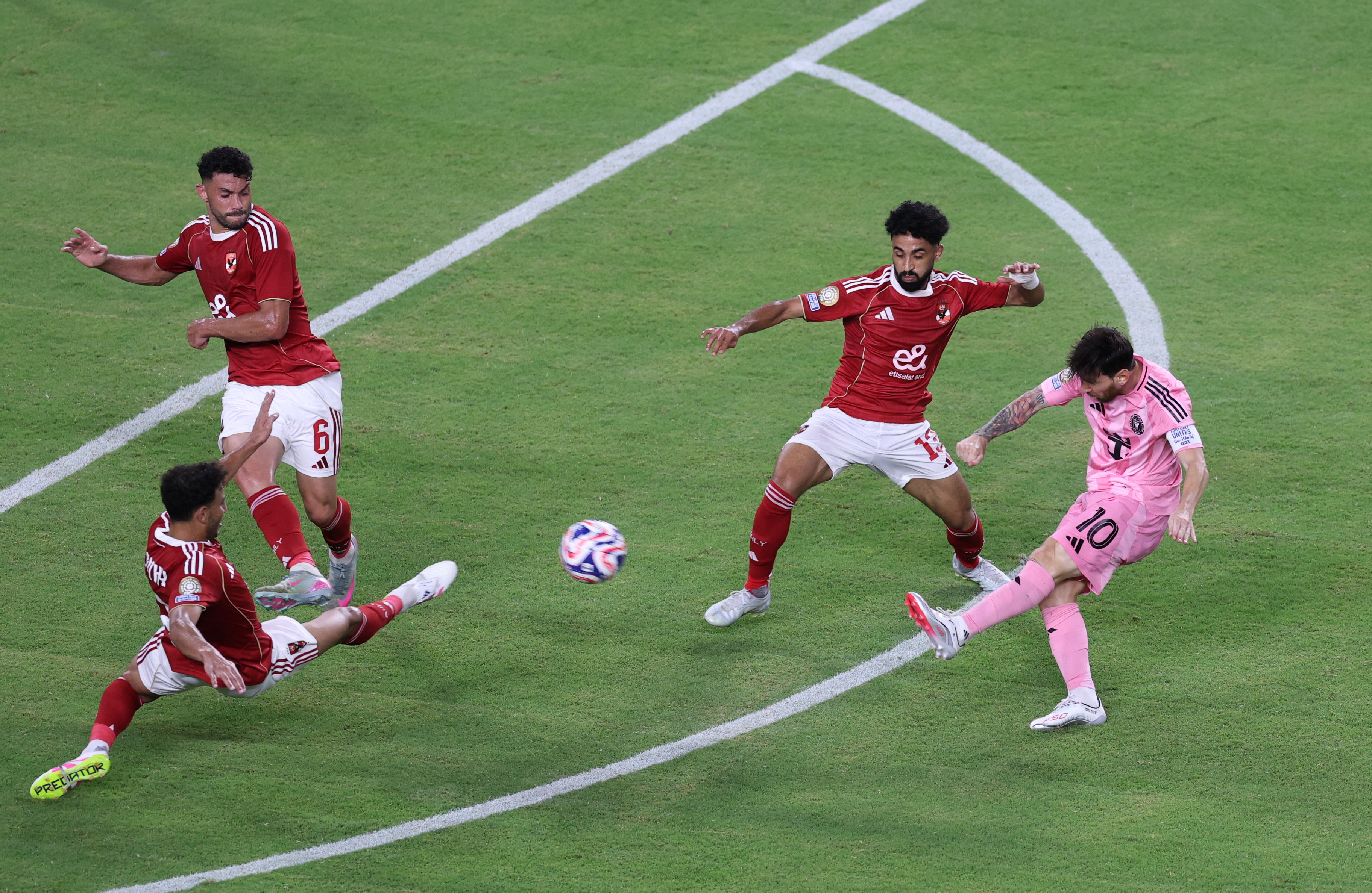 足球世界杯预选赛开打，球员集结备战