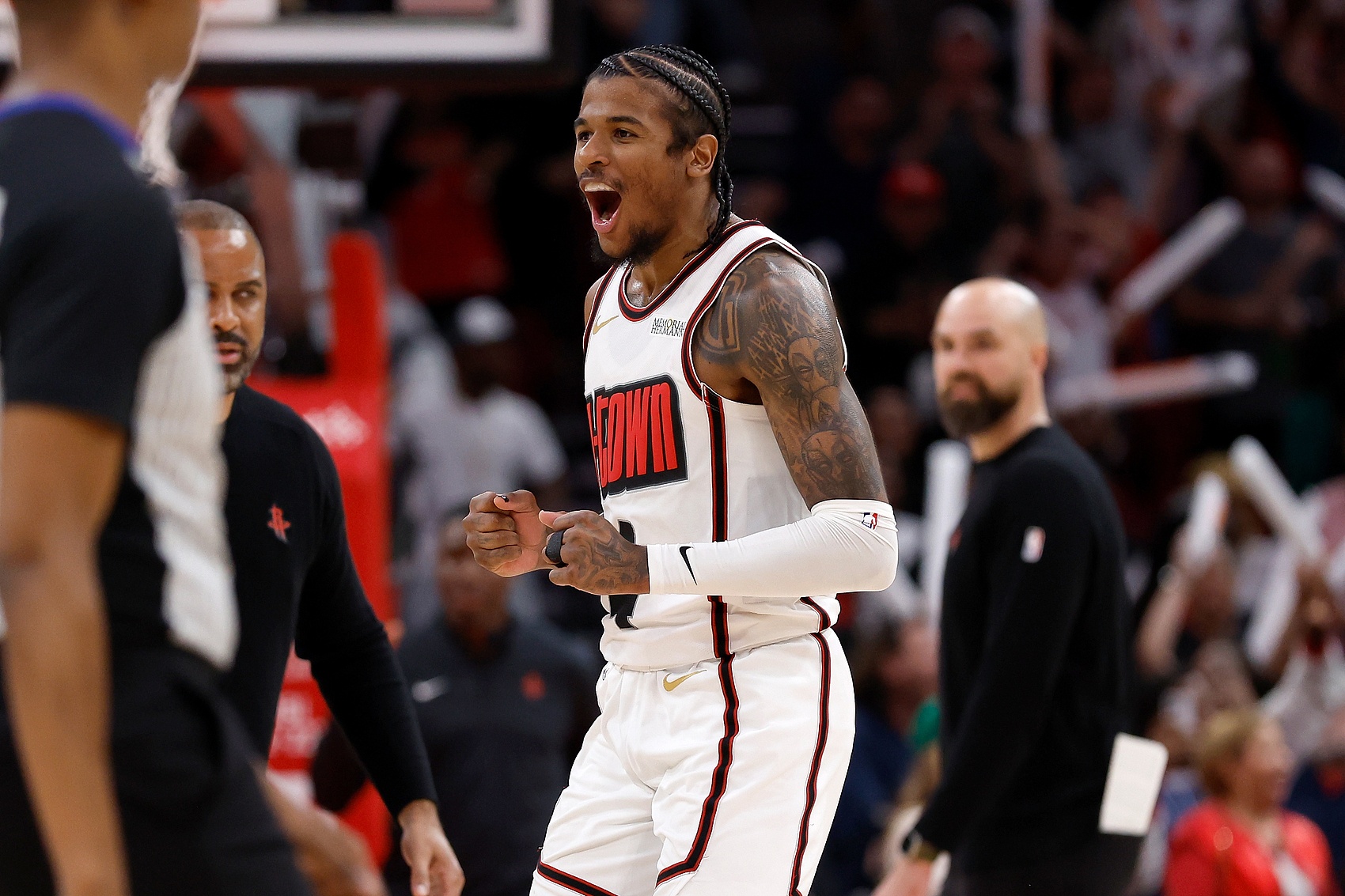 关于火箭主场击败马刺，连胜势头强劲的信息