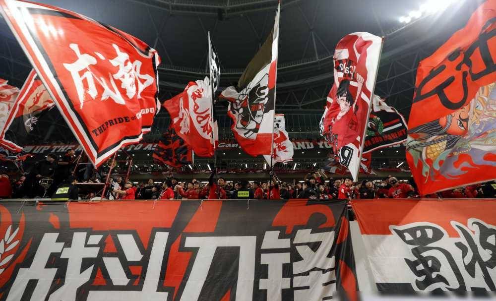 包含国内足球盛事持续进行，球员积极拼搏的词条