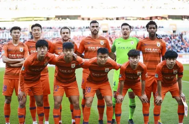 关于山东鲁能队大胜辽宁队，升至积分榜首位的信息