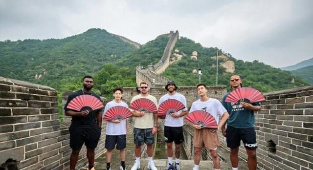 关于篮球巨星光临主场，球迷热情高涨的信息