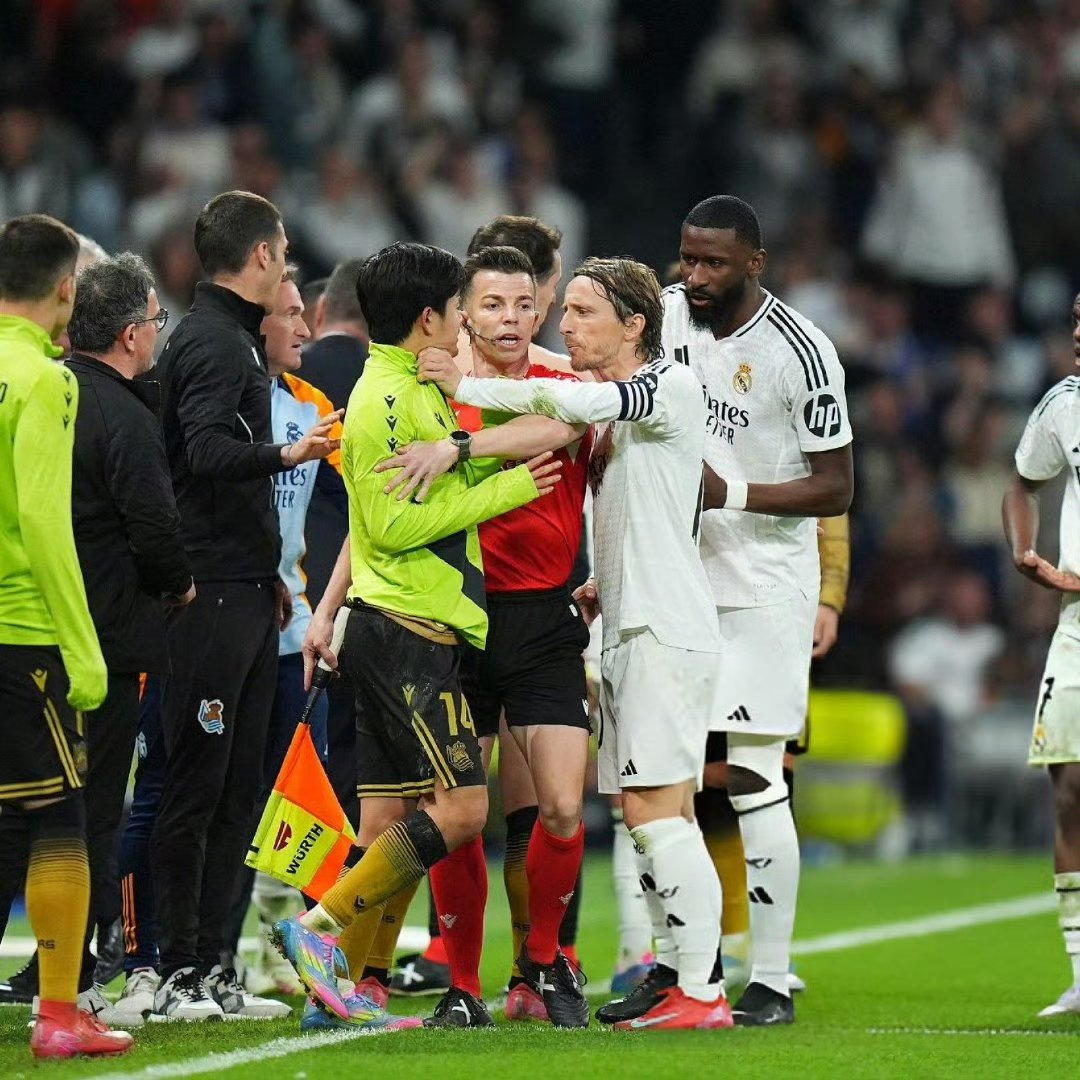 包含西班牙队在客场逼平瑞典队，触底反弹的词条