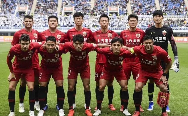 包含上港大胜富力，迅速逼近积分榜第二的词条