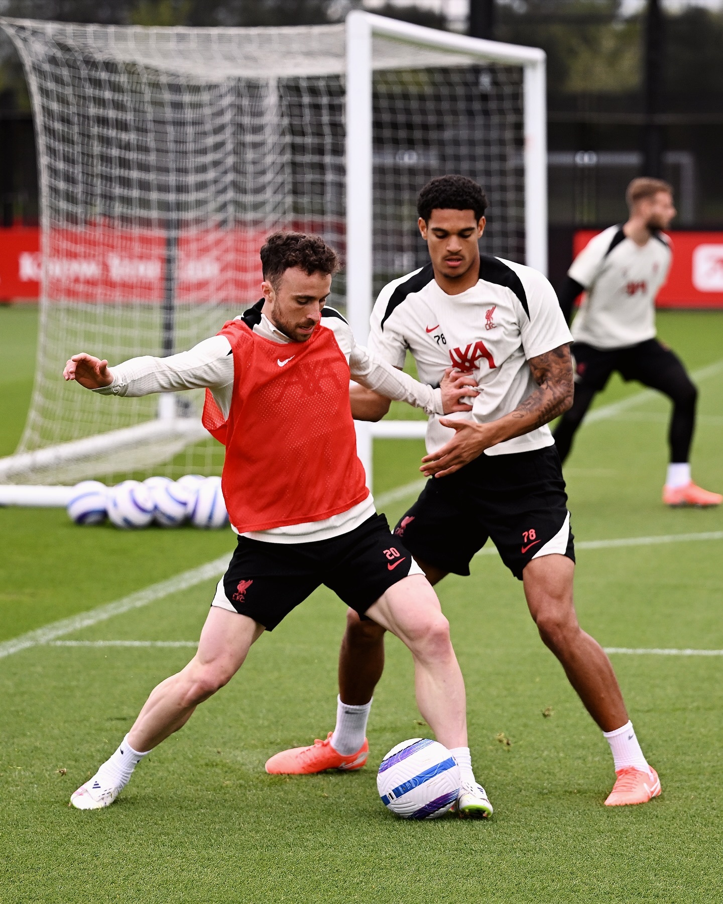 包含利物浦球队默契无间，利物浦主教练逐一关注球员状态备战下一场比赛的词条