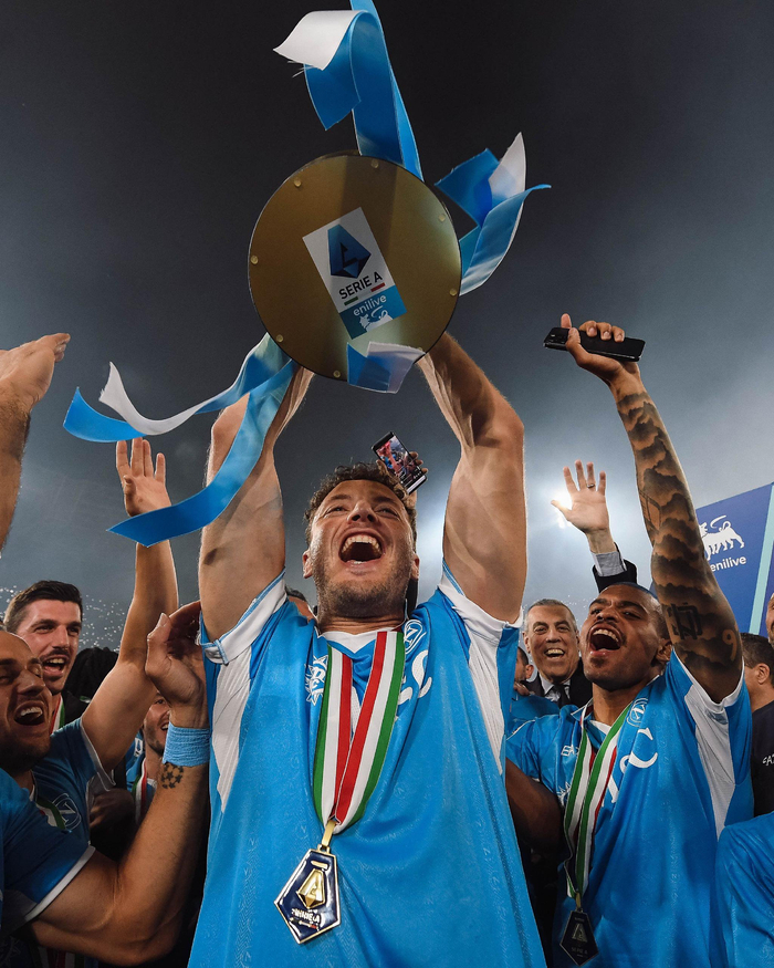 关于那不勒斯球迷欢呼胜利，球队平稳上升的信息