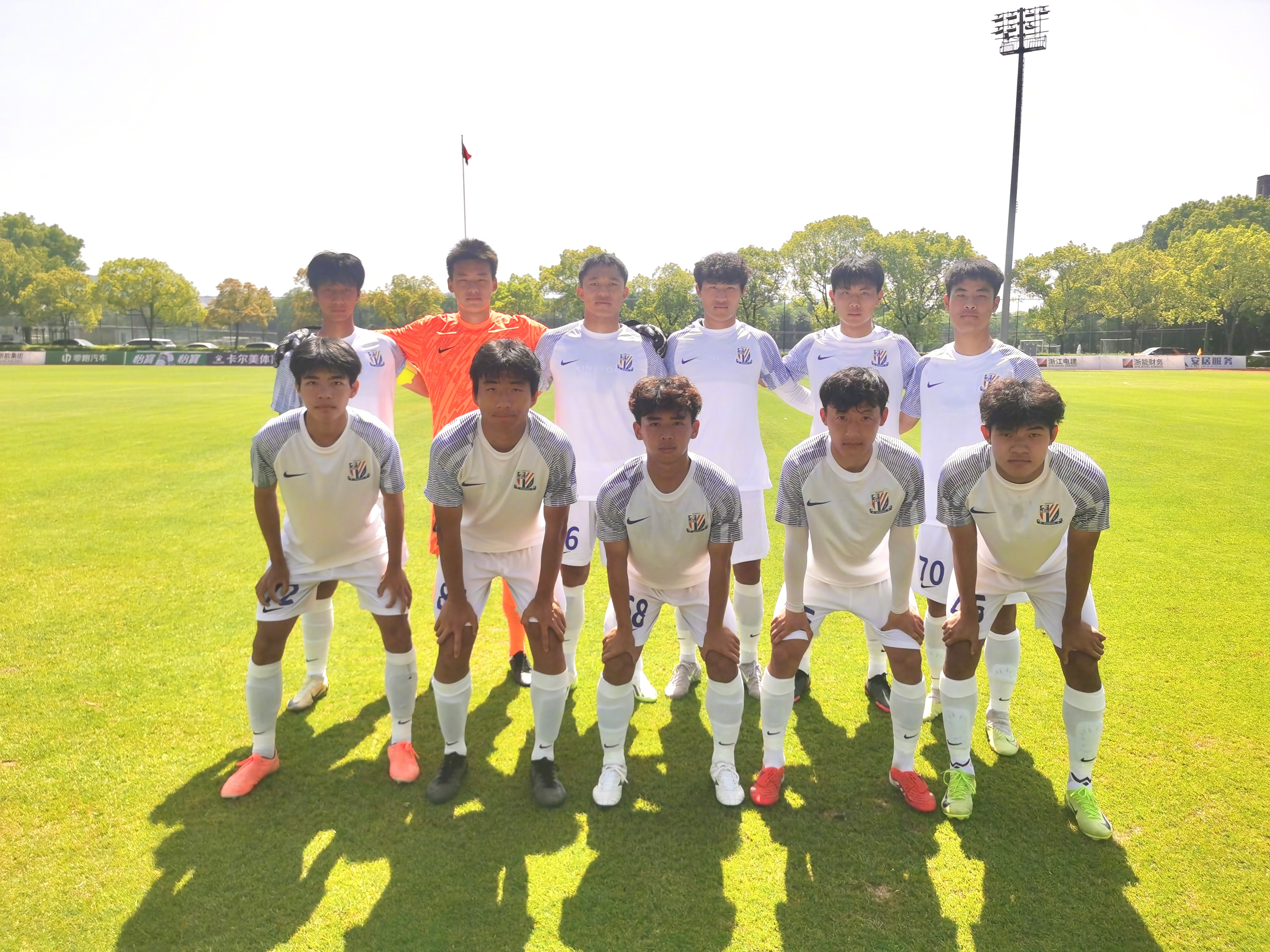 华体会新闻-包含杭州绿城队逼平上海申花队,保持不败势头的词条