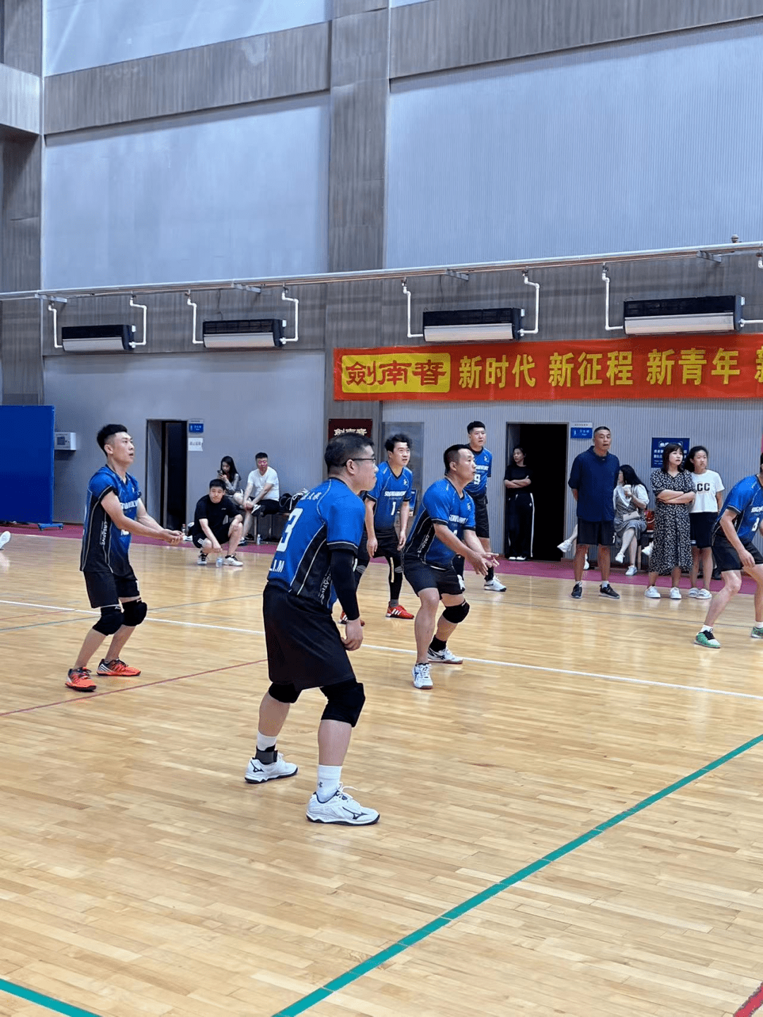 关于里昂队名宿出席比赛现场体育精神激发的信息